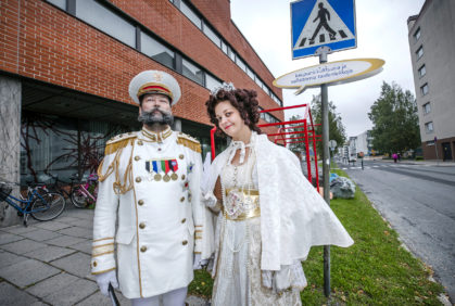 Kejsaren Alexander II och hans gemål Maria Alexandrovna framför kulturcentret.