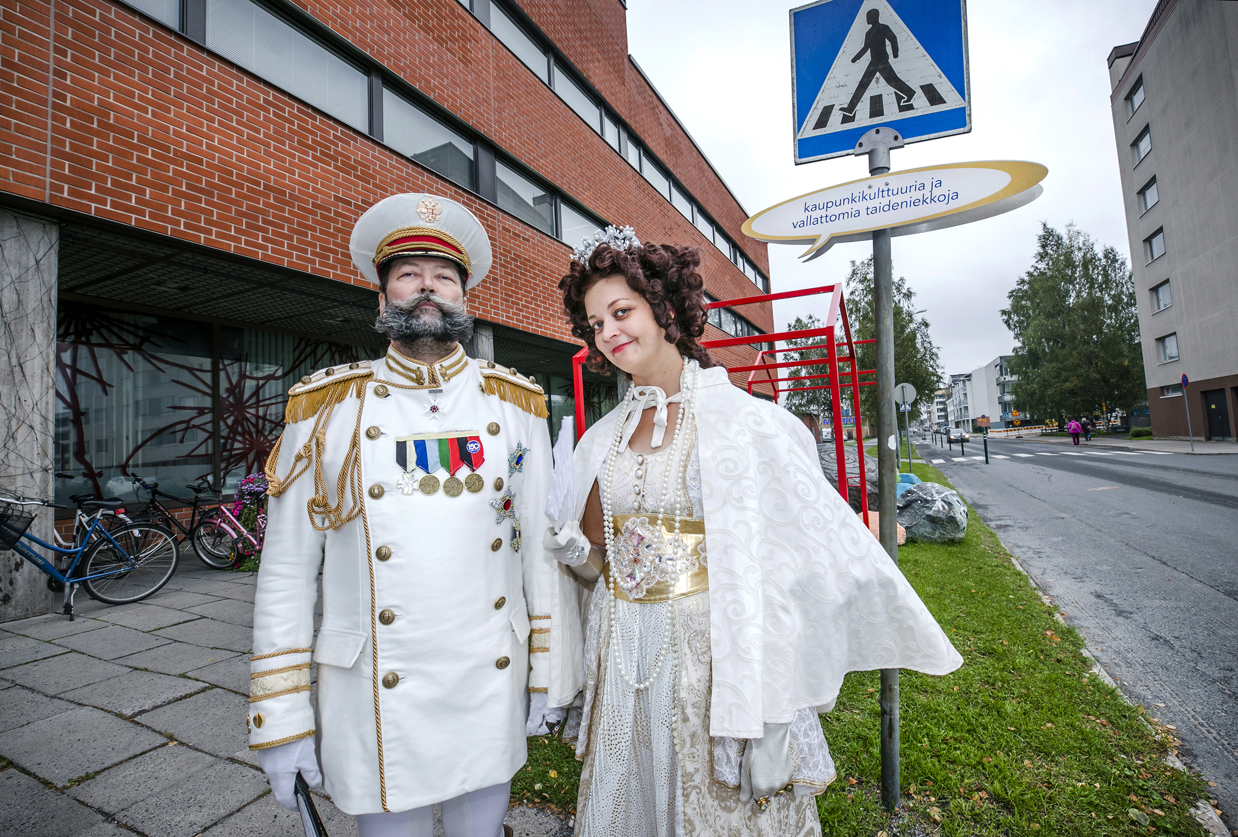 Kejsaren Alexander II och hans gemål Maria Alexandrovna framför kulturcentret.