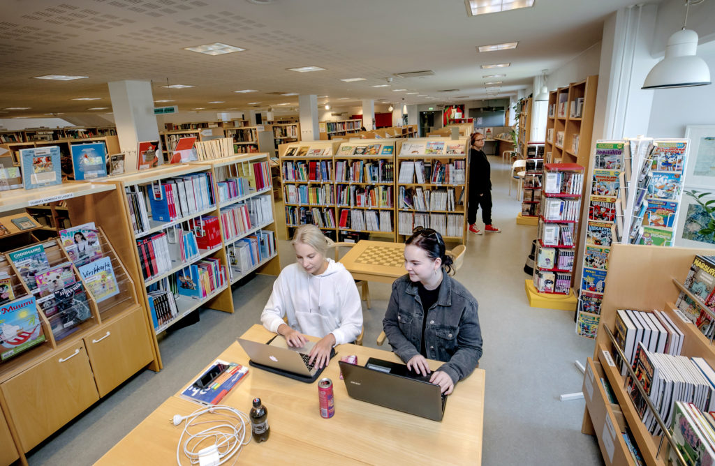 Jonna Mahlberg (vas.) ja Tiia Liiten opiskelemassa kirjastossa.