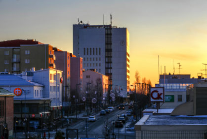 Kaupungintalo tammikuisen iltapäivän auringossa.