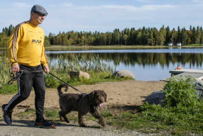 Juho Mäcklin med sin hund Hugo.