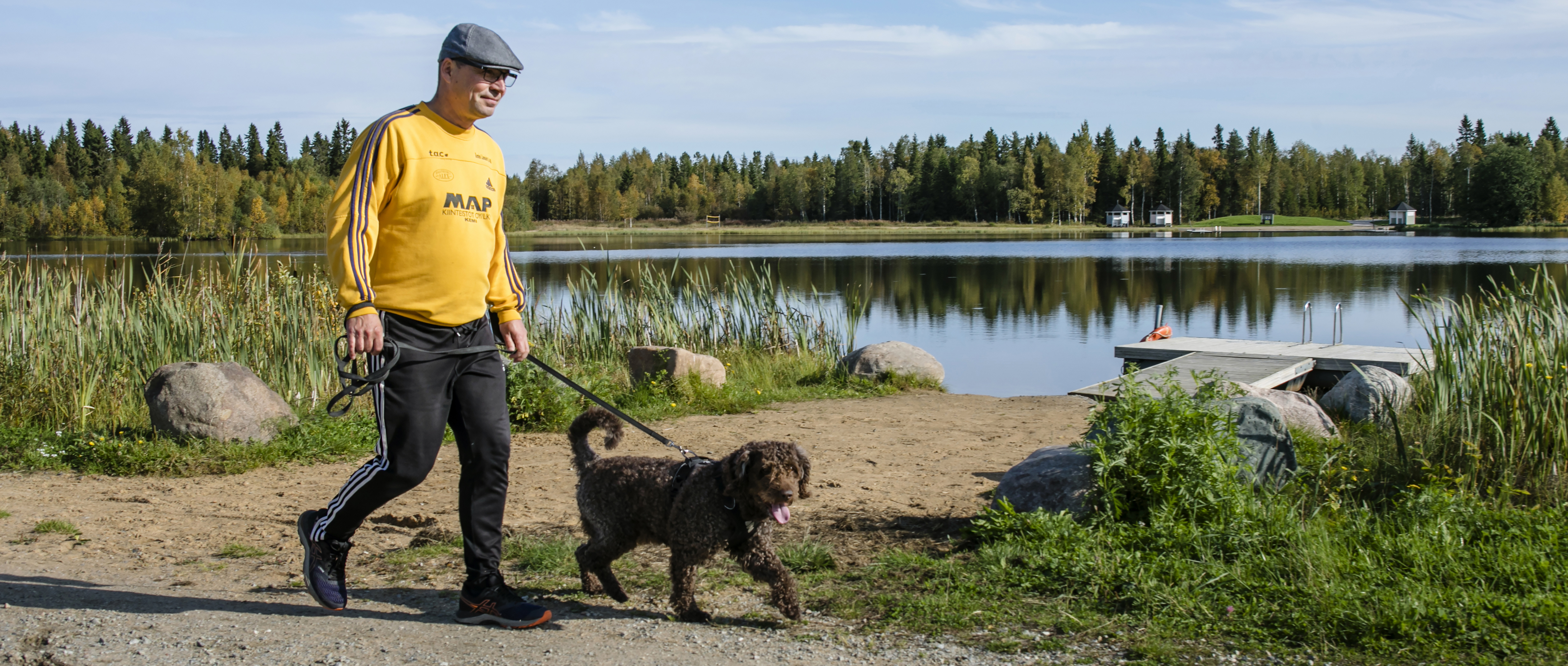 Juho Mäcklin med sin hund Hugo.